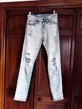 American Eagle Outfitters Light Wash Distressed Athletic Skinny Jeans